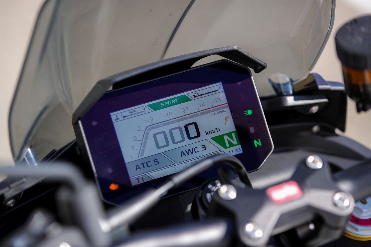 Aprilia Tuono V4 VS KTM 1290 Super Duke GT: la SFIDA delle hypernaked!